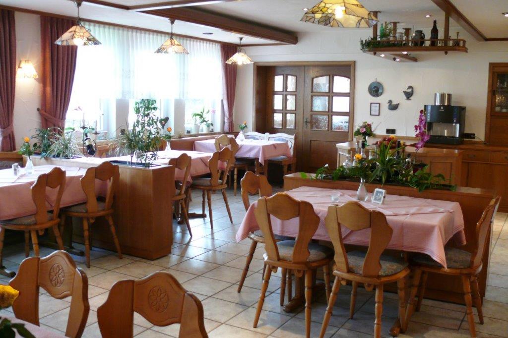 Frühstücksraum mit gedeckten Tischen